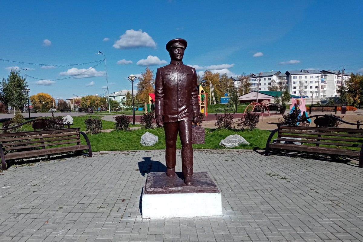 Памятник машинисту в г. Тайга. Фото Чарушиной М. Г., 2023 году