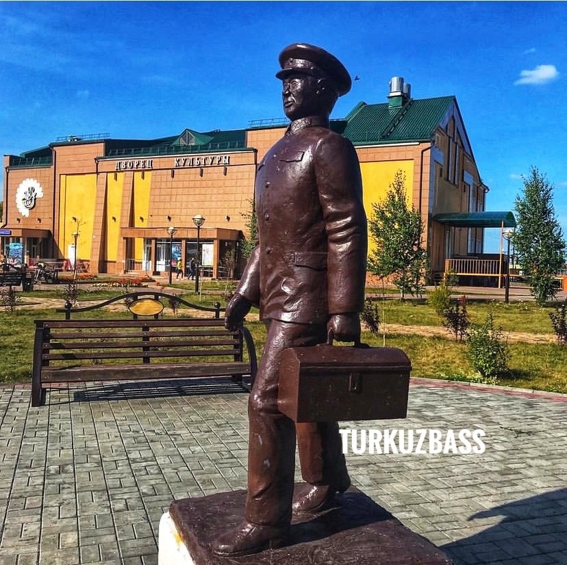 Памятник машинисту в г. Тайга. Фото из группы ВКонтакте TURKUZBASS