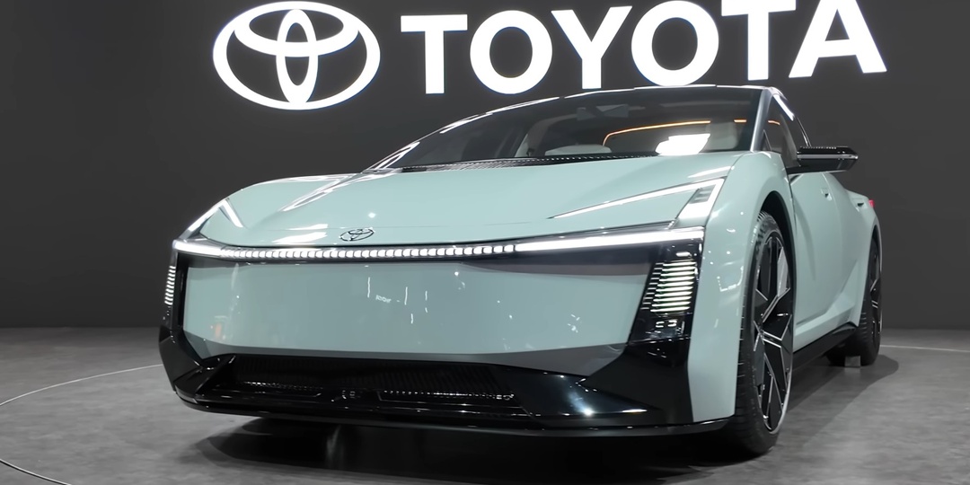 Новая Corolla в стиле электромобиля: Toyota показала первые фото