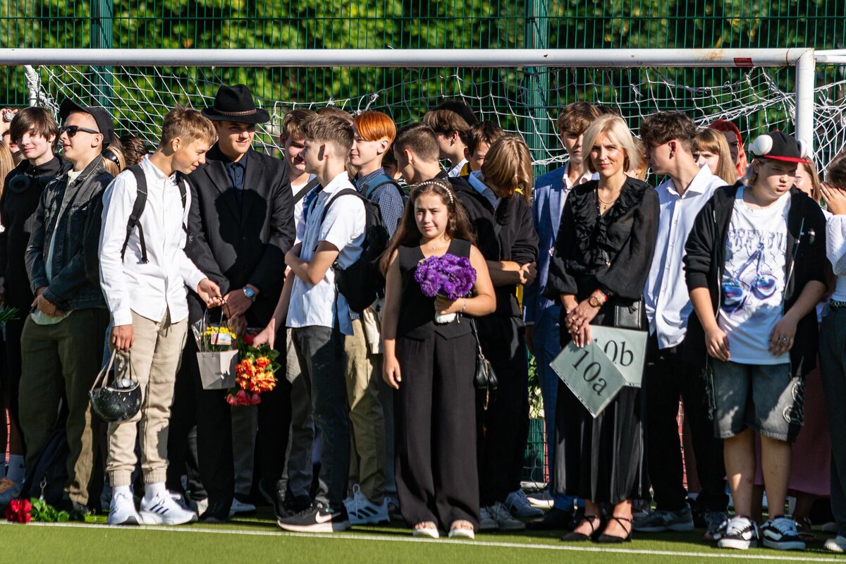 Старшеклассники рижской школы на линейке 1 сентября © Sputnik 
