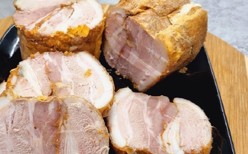 Быстрая домашняя грудинка: вкусный вариант для горячего и нарезки