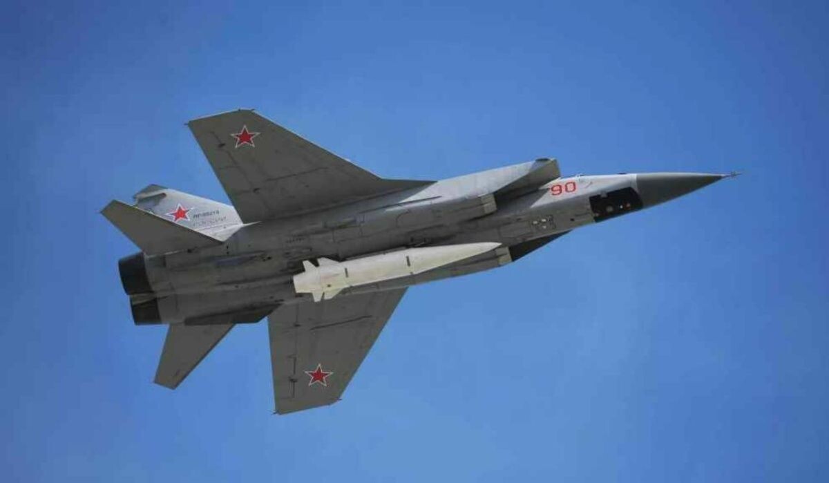     МиГ- 31 с "Кинжалом". Источник: ria.ru Автор фото: Евгений Биятов
