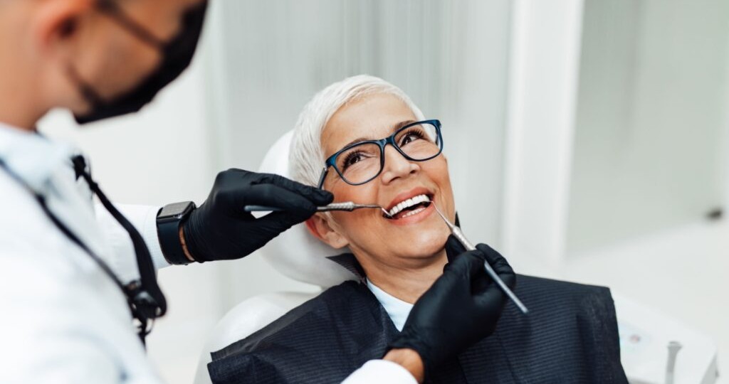 Кровоточат дёсны с протезом — нормально ли это? 🤔