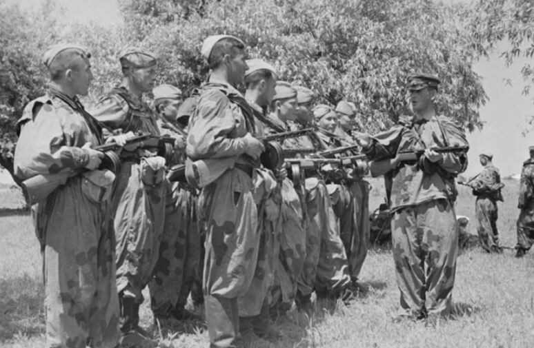 Разведчики перед уходом на задание. Фото из интернета в свободном доступе. 