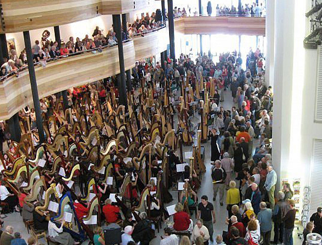 Арфистов мало не бывает. 