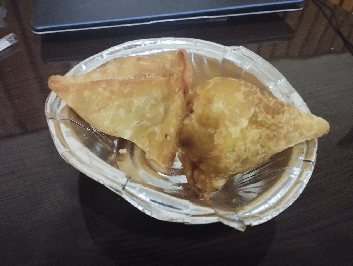 Самос - треугольный пирожос с овощной начинкой