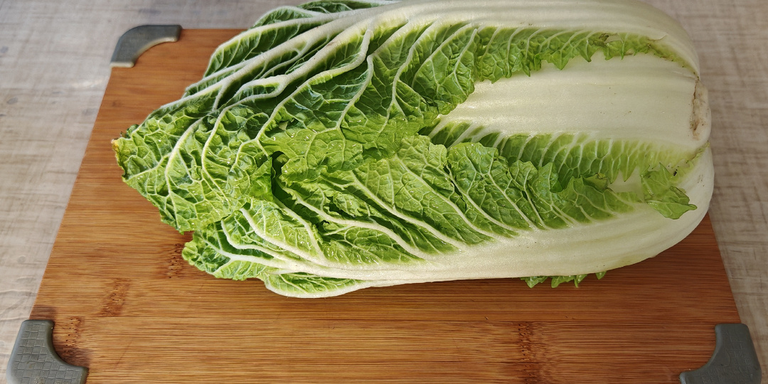 Этот салат с пекинской капустой готовлю через день. Простой в приготовлении, вкусный и сытный