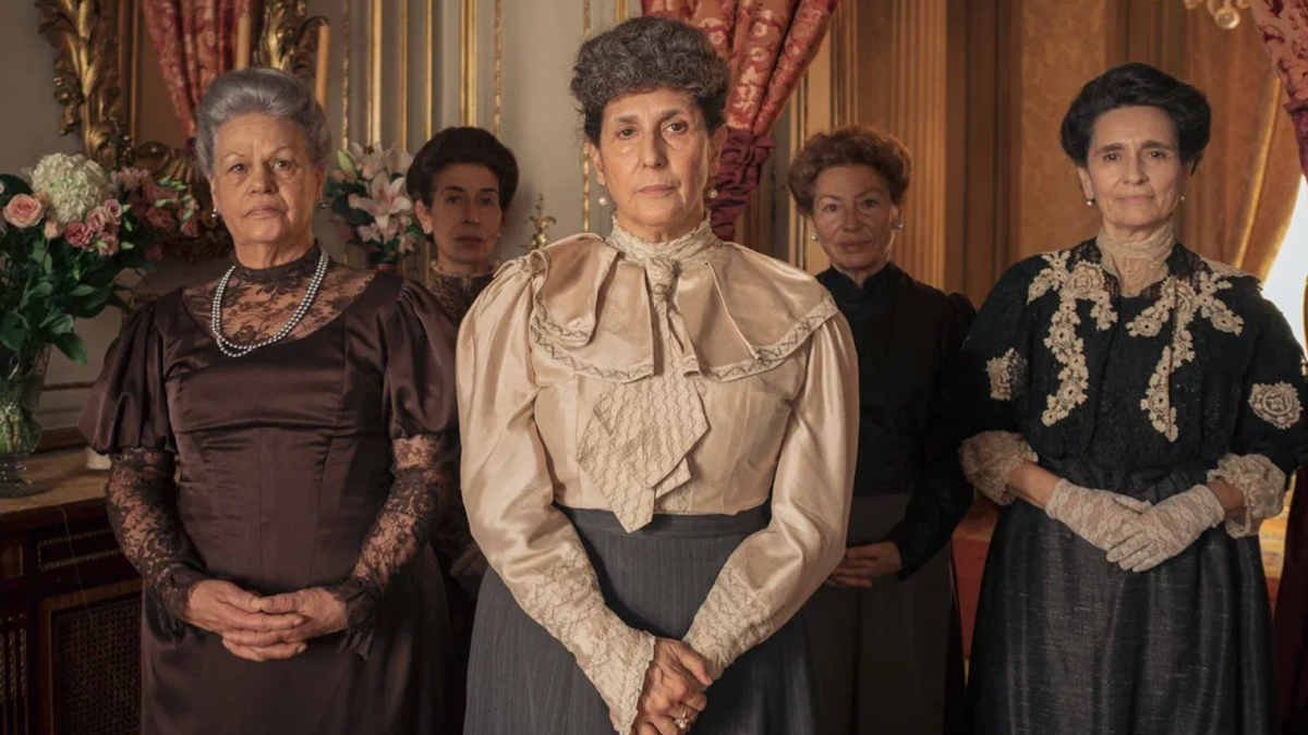 Поначалу у героини складываются напряженные отношения с новоиспеченными родственниками