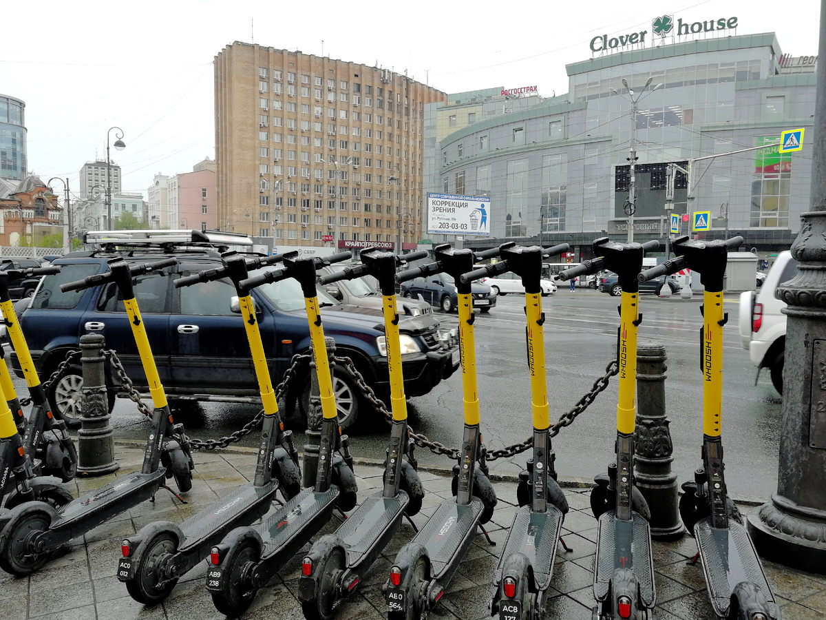 Стоянка прокатных электросамокатов во Владивостоке, ул. Алеутская. 2023 год. 