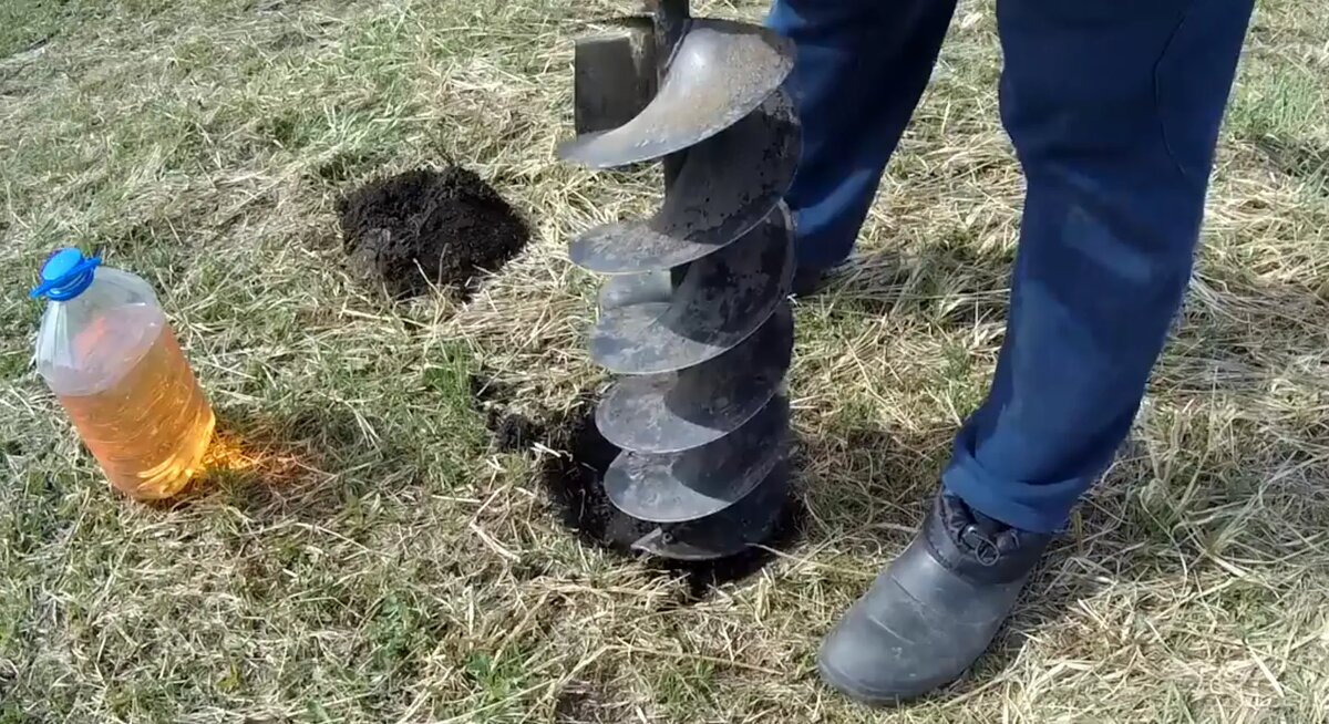 Бурение лунок для металлического столба