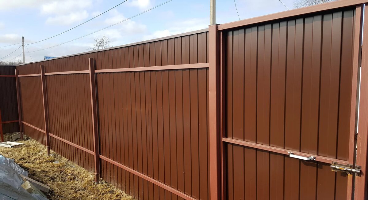 Забор из профнастила с двусторонним окрасом