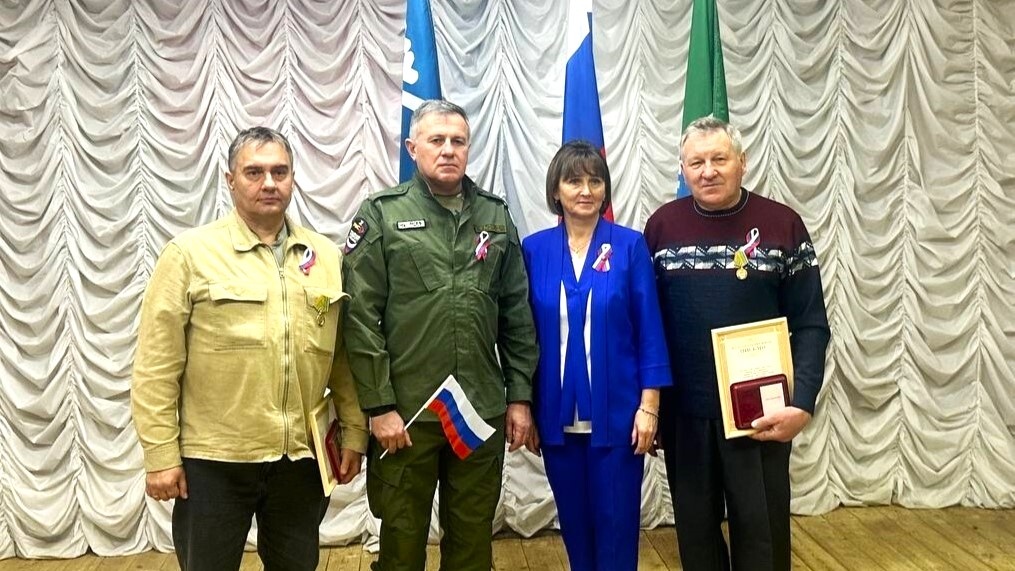    Волонтеры из Нижневартовского района получили медали за поддержку СВО