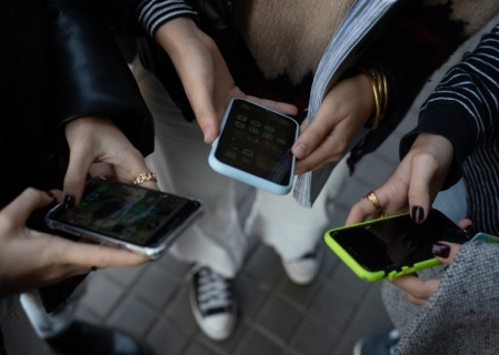    «Норма принесёт больше вреда, чем пользы». Россиянам, выезжавшим за границу, начали блокировать мобильный интернет и СМС