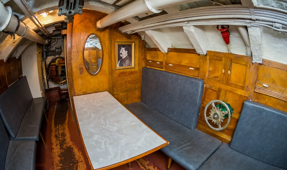 Кают-компания офицерского состава на подводной лодке С-56. Это лодка-музей, установлена в городе Владивостоке.  Фото:  fleetphoto.ru