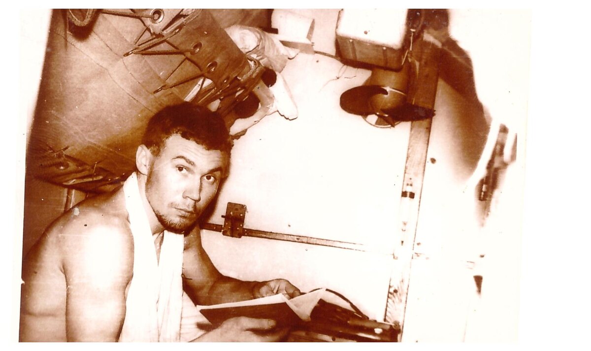 Кают-компания мичманов на подводной лодке 641 проекта. Сверху мы наблюдаем прибор дожигания водорода КП-6 - это дополнительная "печка" в жарком отсеке. Для создания "комфорта" есть вентилятор "ушастик", мы видим его тоже.  Фото автора.