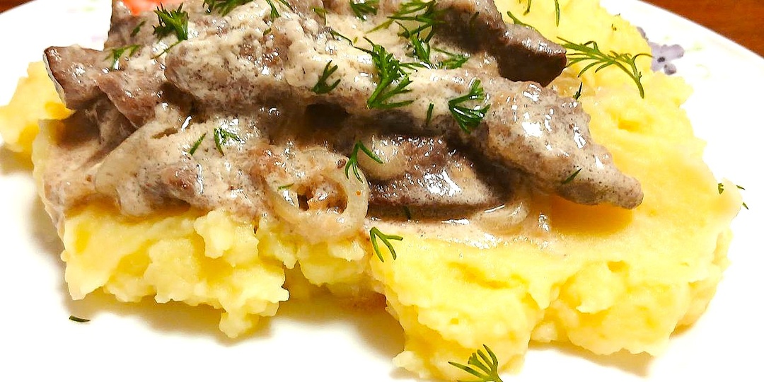 Быстрое решение для ужина: Нежная печень с луком и сливками.