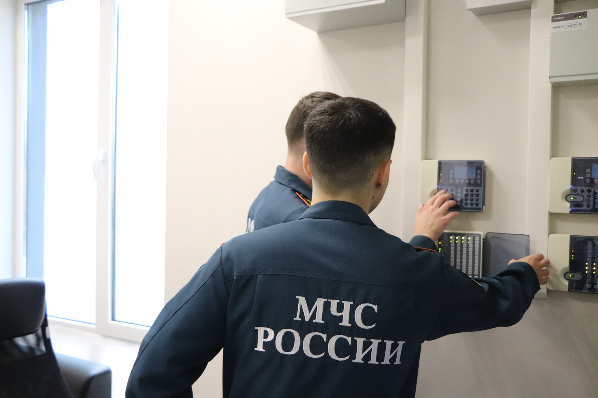 В ходе визита старший инспектор МЧС России Тамерлан Алоев рассказал о требованиях пожарной безопасности, предъявляемых к данному зданию, провел беседу и дал консультации по вопросам обеспечения пожарной безопасности. Особое внимание уделили соответствию путей эвакуации установленным требованиям, наличию и исправности первичных средств пожаротушения, а также системы внутреннего противопожарного водоснабжения. Отдельно были рассмотрены вопросы по организации эвакуации посетителей из здания. Осуществлен запуск системы пожарной сигнализации и системы оповещения людей. Также были даны консультации по ведению нормативно-распорядительной документации по обеспечению пожарной безопасности объекта.  