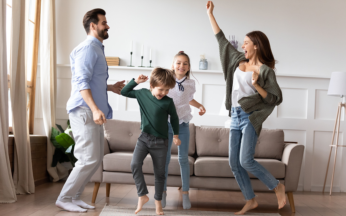 Shutterstock📷Включайте разную музыку и просите ребенка танцевать под нее, при этом нужно давать различные задания