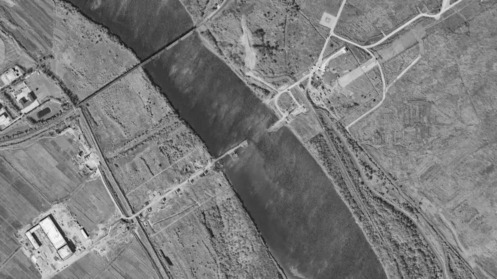 На снимке из космоса хорошо видно как строится мост.