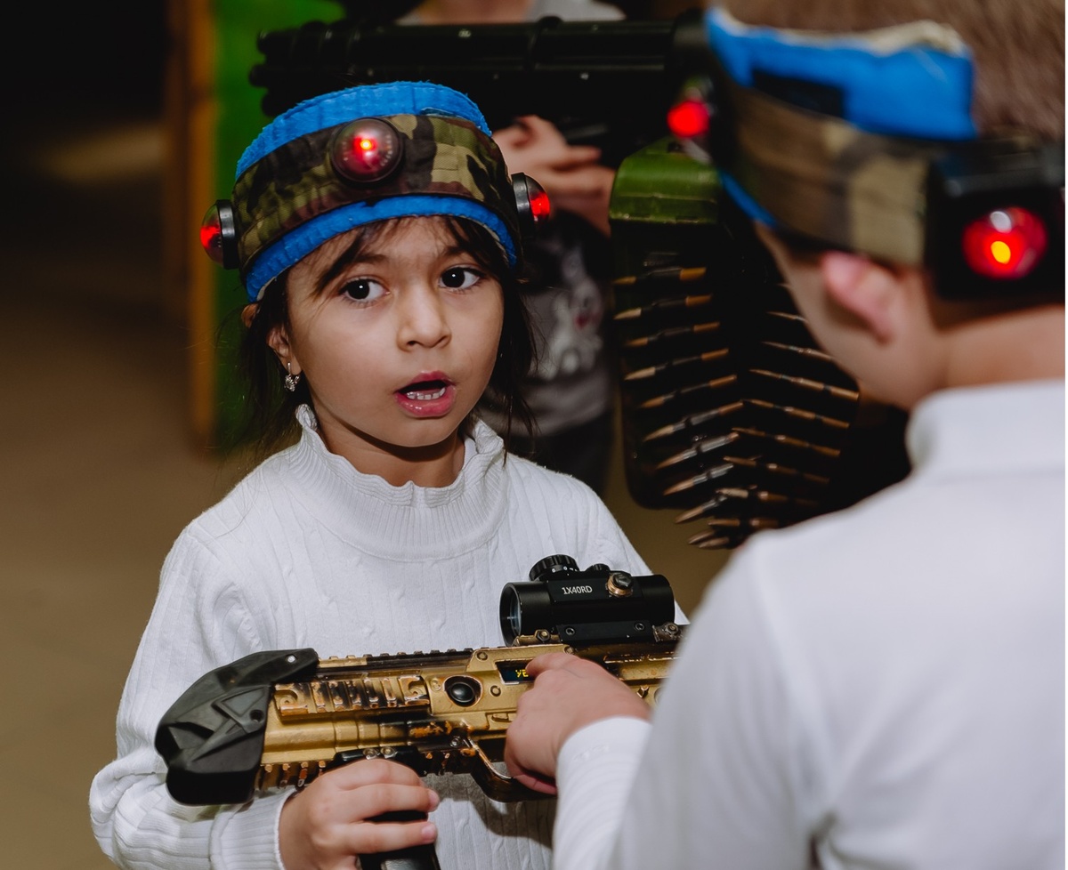 О поражении игрока в лазертаг сигнализирует "светящаяся" повязка