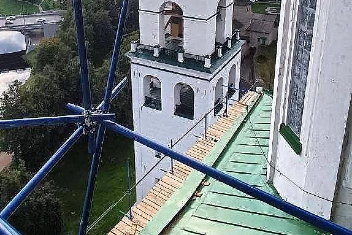    Кровлю начали частично разбирать в Троицком соборе Псковского кремля