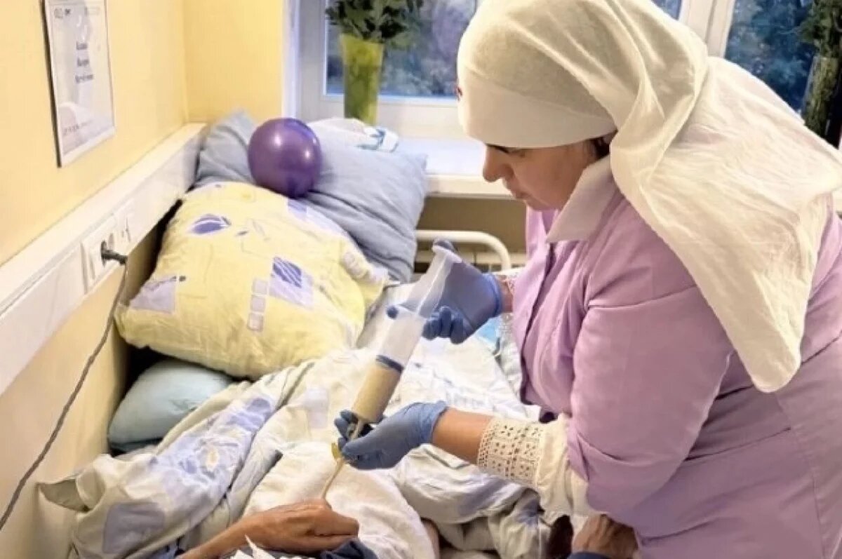    Медик ухаживала за ранеными бойцами и мирными жителями.