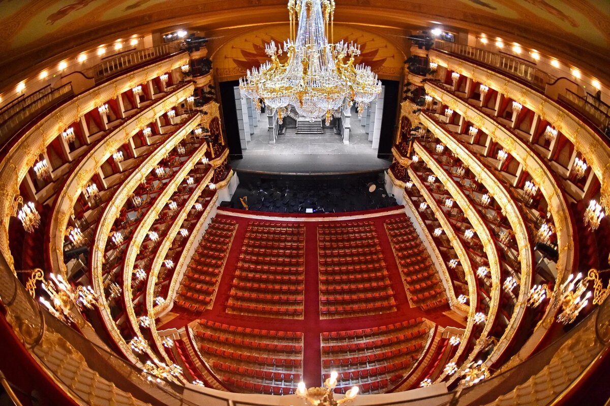 Современное здание Большого театра — не первое. Предыдущие постройки на этом месте многократно уничтожались пожарами, в том числе в 1805, 1812 и 1853 годах. Главную люстру зрительного зала украшает 500 квадратных метров золочёной лепнины, а весит она более тонны