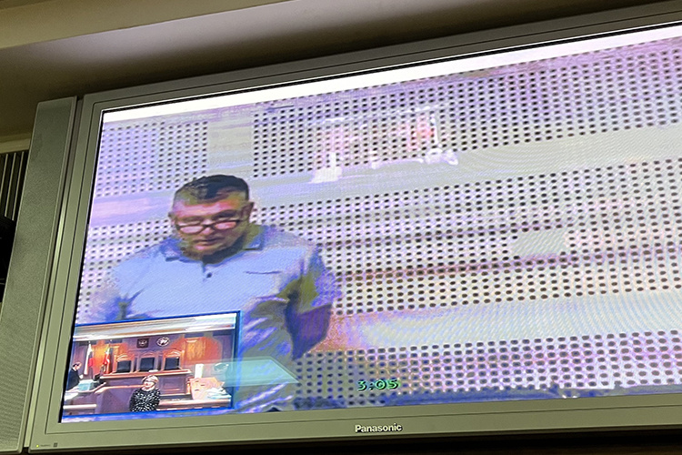    Черкасин был подключен по видеосвязи из СИЗО-1. Он рассказал, что ему 55 лет, имеет высшее образование, до задержания жил в Казани и работал начальником службы безопасности «Волги-Автодора». Ранее не судим.   
Фото: Альбина Фархутдинова