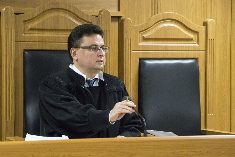    Максим Беляев огласил материалы. В них характеризующие данные и послужной список Черкасина, служебные обязанности и отношения внутри организации «Волга-Автодор», его отказ от прохождения от полиграфа и отрицание причастности к убийству Шевыревой.   
Фото: «БИЗНЕС Online»