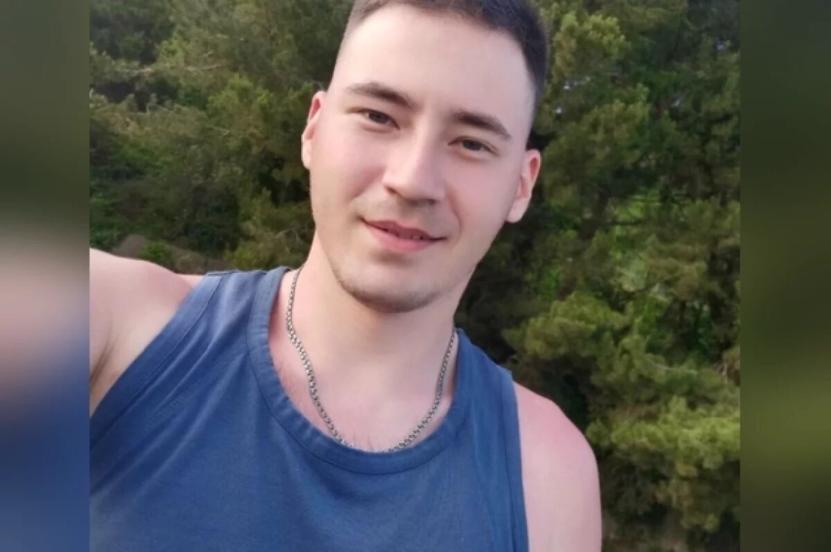    Еще несколько лет назад его лицо мелькало в репортажах МЧС — улыбчивый спасатель, выносивший детей из горящих зданий.