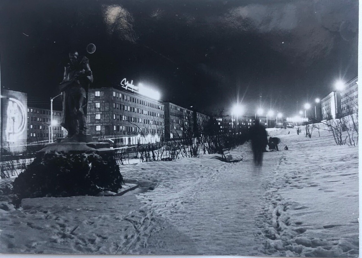 На этой фотографии в кадр попали сразу 4 неоновых вывески.  "серп и молот", " Универмаг Юбилейный",  "слава КПСС" (вдали на крыше дома). Хуже всех видно вертикальную вывеску на магазине "Богатырь" (справа).