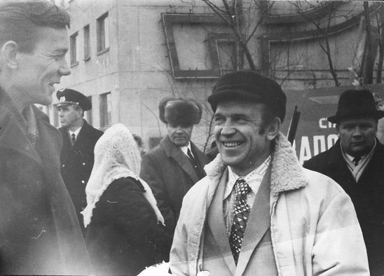 Неоновое панно на  доме по улице Терешковой.