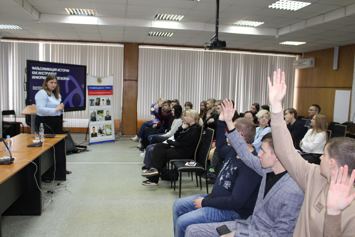 Виктория Жученко проводит мозговой штурм для студентов ДонГУ