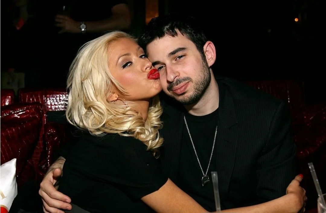 Кристина Агилера всем шлет свое добро и конечно же мощные хитяры в круголя и по всем квадратам и не только. А еще она имеет отличные клипы. Если еще не видели то бегом смотреть или наоборот снова пересматривать, что видели