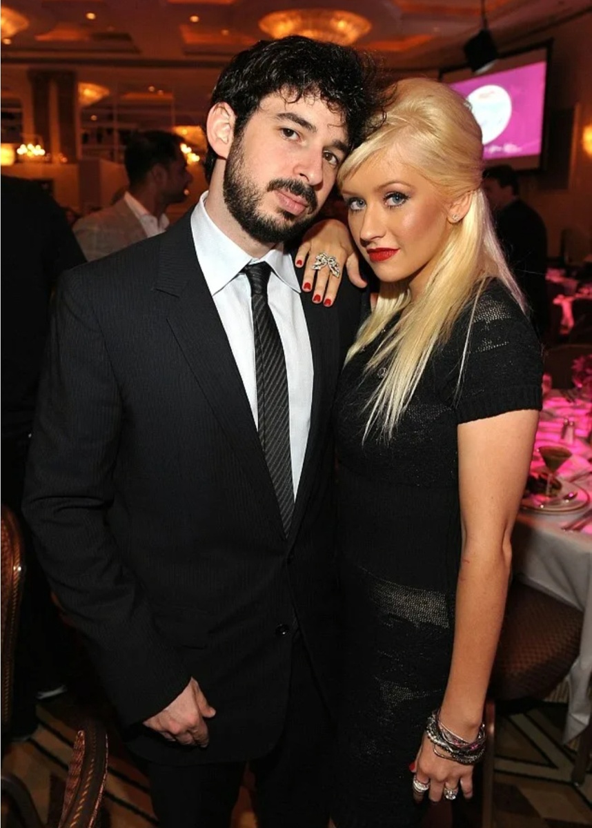 Надо в будущем парики блондинистые заиметь, вот будет умора так ходить в рестораны или в кинотеатры или еще куда-то