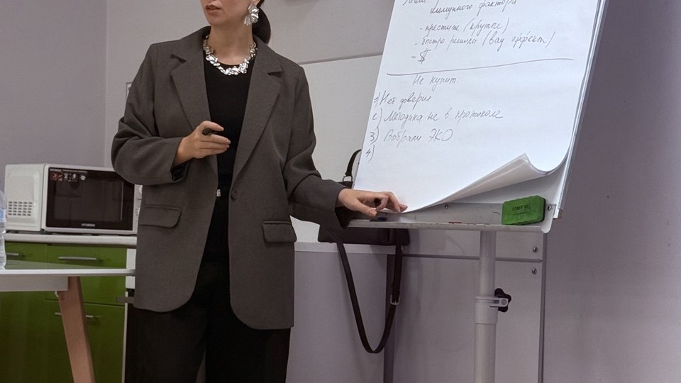 Бывает, ты вроде всё умеешь: знаешь скрипты, проходил тренинги, но всё равно не получается продавать легко и спокойно