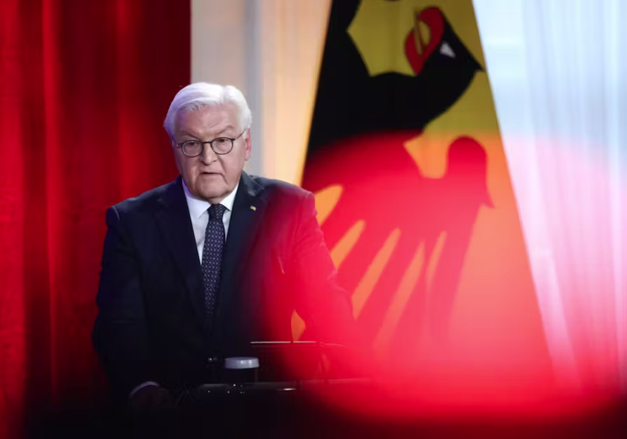 Президент Германии Франк-Вальтер Штайнмайер выступает с речью о современных угрозах демократии в своей резиденции Schloss Bellevue в Берлине, Германия, в годовщину падения Берлинской стены в 1989 году, нацистского антиеврейского погрома 1938 года и провозглашения республики после Первой мировой войны в 1918 году © Maryam Majd/dpa