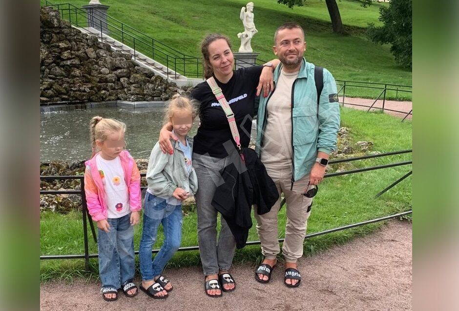    Виктория и Константин с детьми Олей и Аней / Источник: Социальные сети