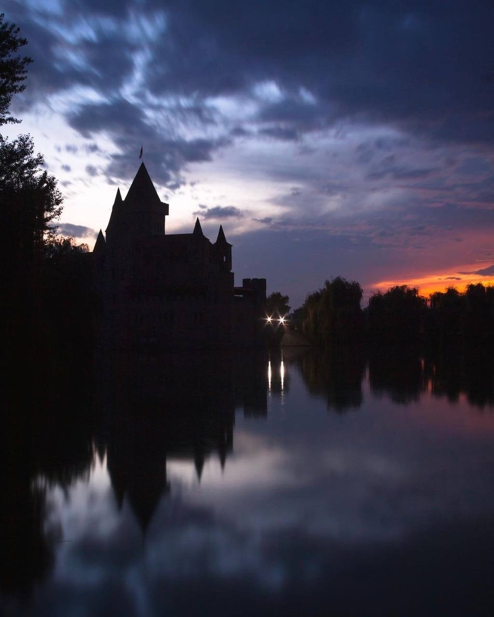 Замок Шато Эркен в сумерках, Кабардино-Балкарская республика, Россия