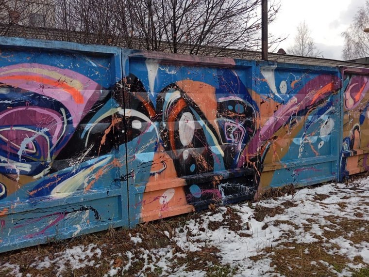    В Кургане художник преобразил забор у школы техникой брызг