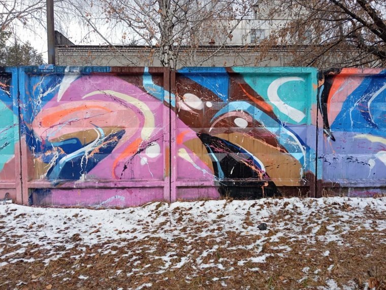    В Кургане художник преобразил забор у школы техникой брызг