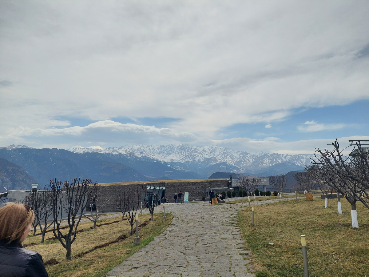 На подходе к нижней станции канатной дороги "Крылья Татева"