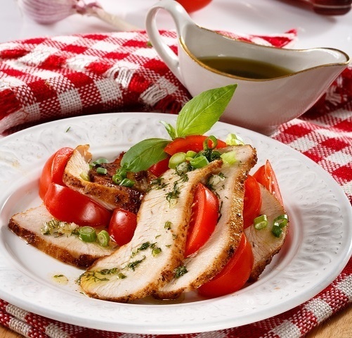    Салат из ломтиков индейки с помидорами и зеленым луком. Фото: Олег Кулагин/BurdaMedia