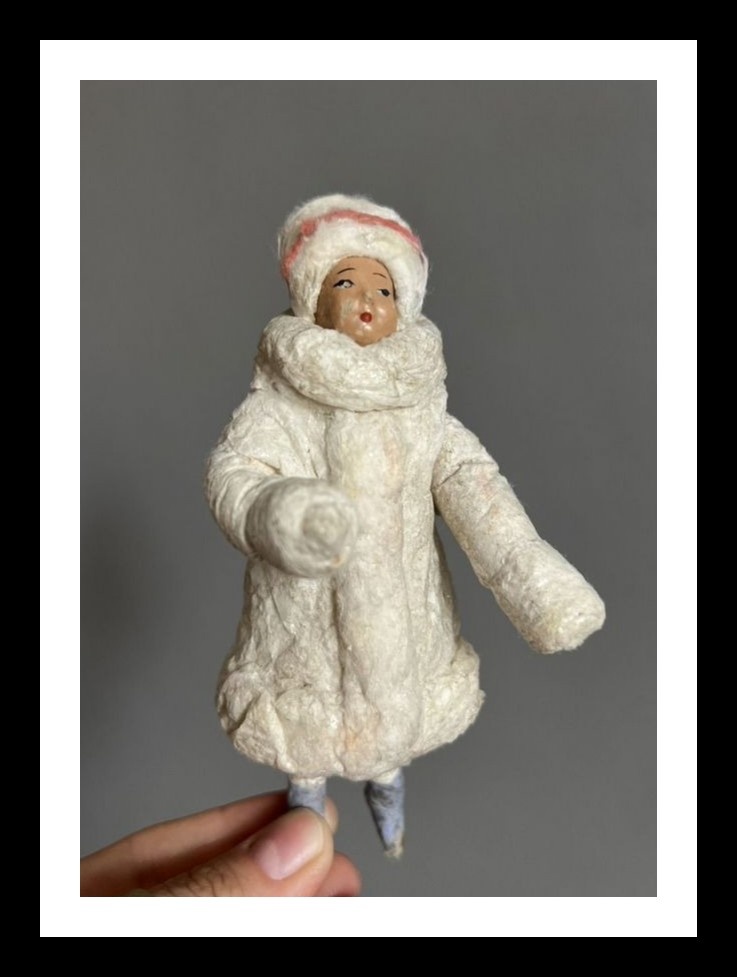 Самая знаменитая елочная игрушка артели   Девочка с муфтой