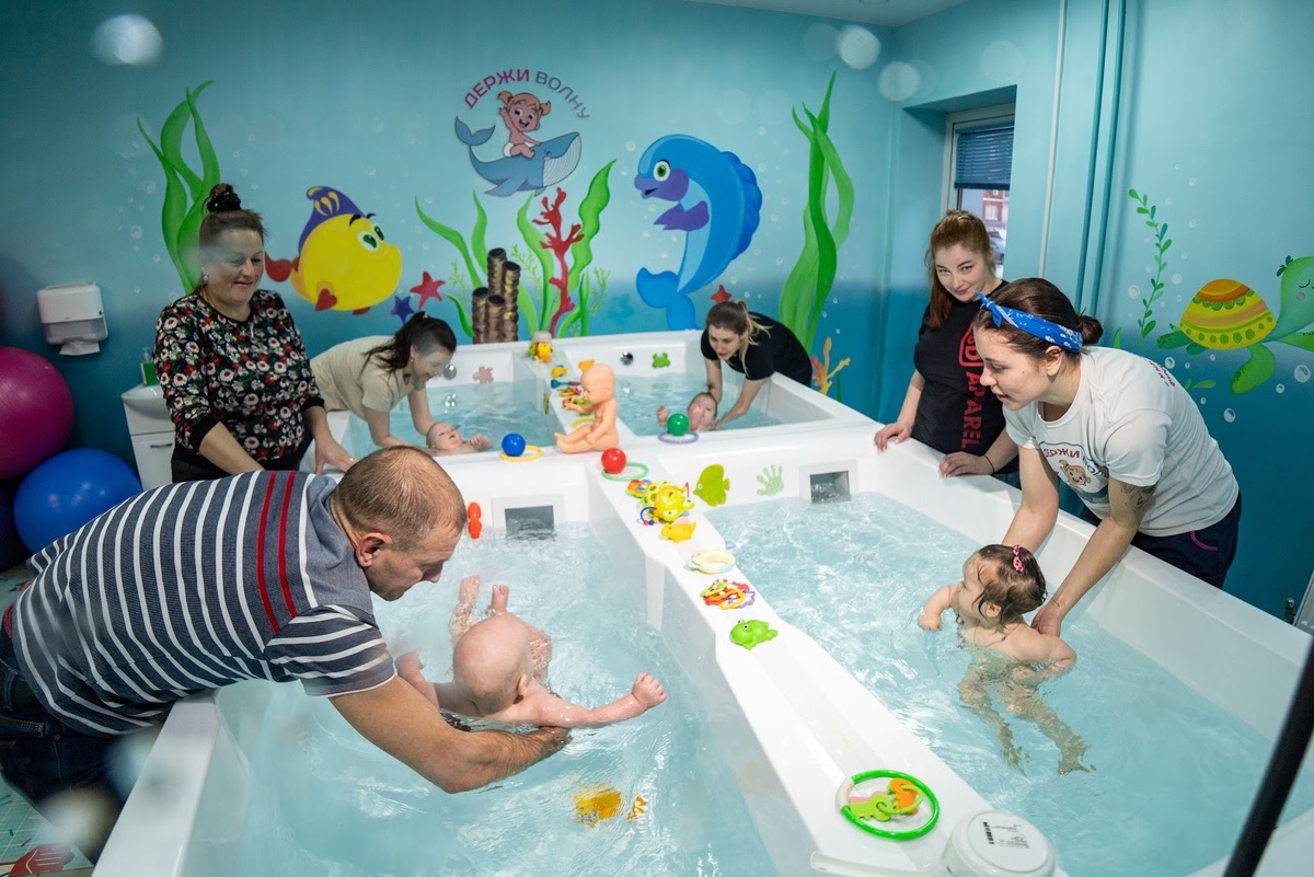 Для подготовки грудничка к занятию, проведения массажа и упражнений на фитболе потребуются две детские пеленки