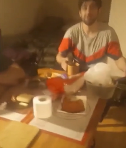 Захватчики чувствуют себя вольготно. Фото: скрин видео любительской съемки. 