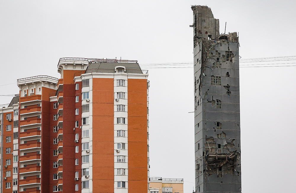     Частичное обрушение конструкций демонтируемого горнолыжного комплекса «Снежком» произошло в подмосковном Красногорске. Повреждены десятки автомобилей и окна квартиры близстоящего дома. Несколько человек обратились за медицинской помощью. На месте происшествия работают следователи и криминалисты. Последствия обрушения в фотогалерее BFM.ru.    
 Фото: Сергей Булкин/ТАСС