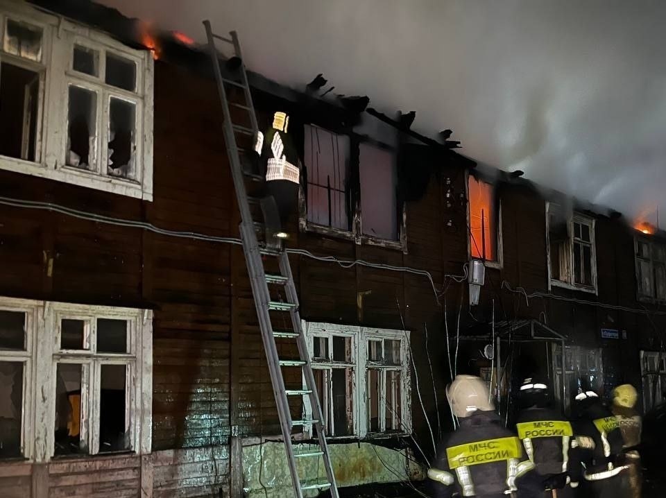    Общая площадь возгорания составила 300 квадратных метров