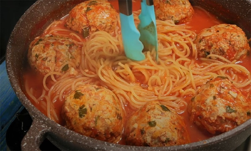 Макароны и тефтели на одной сковороде: отличный ужин без лишних хлопот