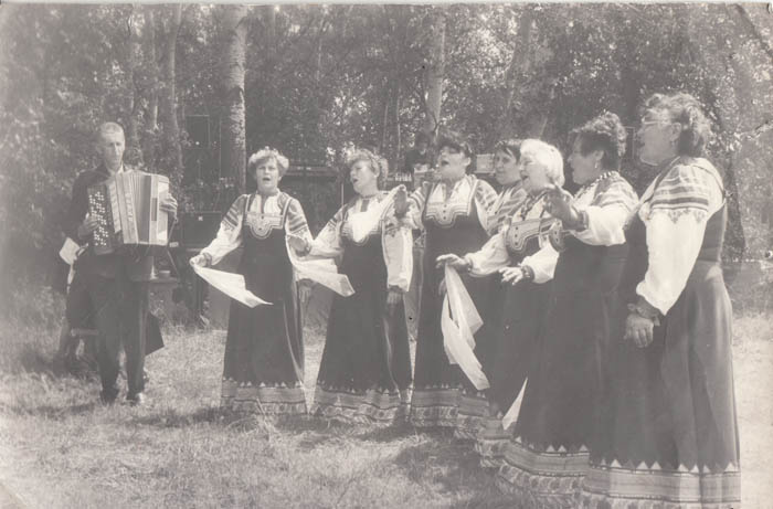    Выступление вокальной группы «Россиянка» в с. Сулин в начале 2000-х годов. Редакция газеты "Наш край"